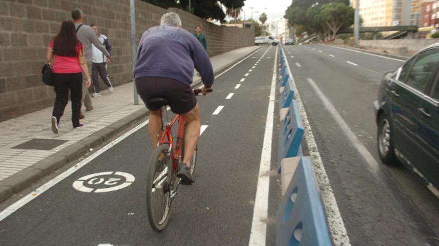 Un usuario del carril bici de la ciudad.