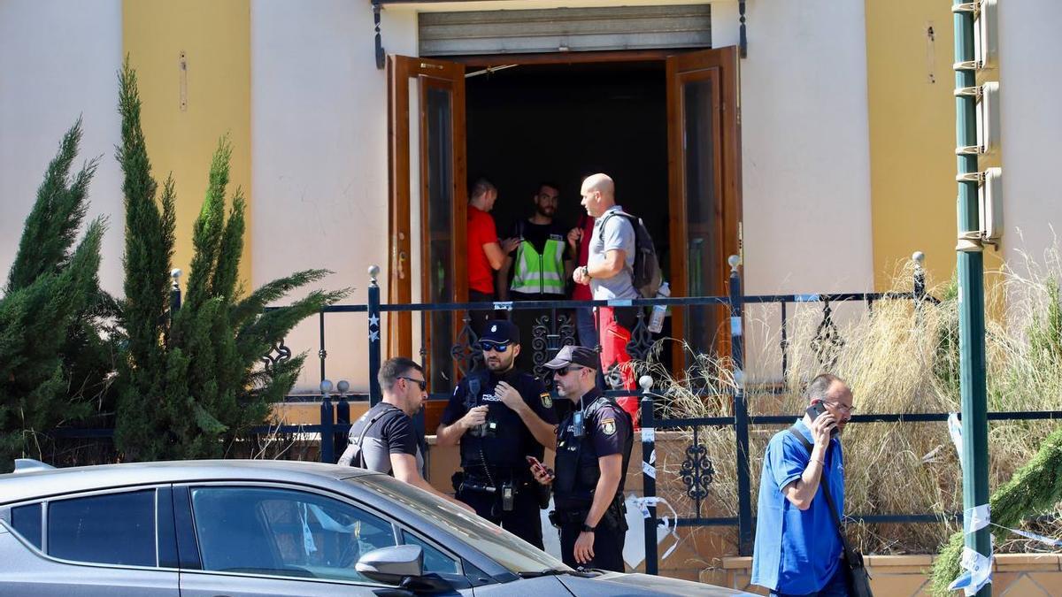 La Policía, en la nave abandonada en la que se ha hallado el cuerpo sin vida.