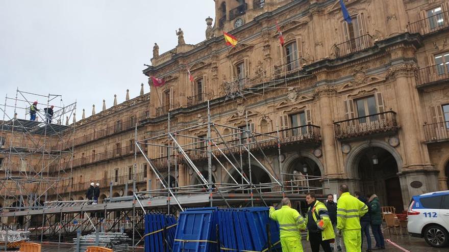 Montaje del escenario para el Fin de Año Universitario en la plaza mayor de Salamanca.