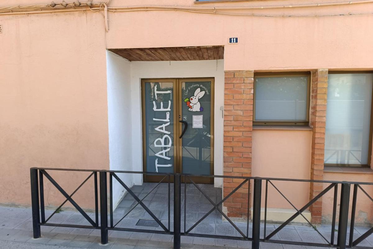 La porta de la llar d'infants municipal del Tabalet de Santa Coloma de Farners.