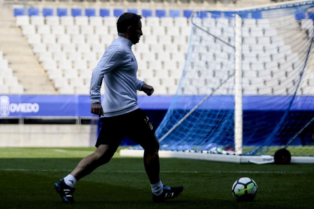 2.500 aficionados del Oviedo apoyan al equipo antes del derbi