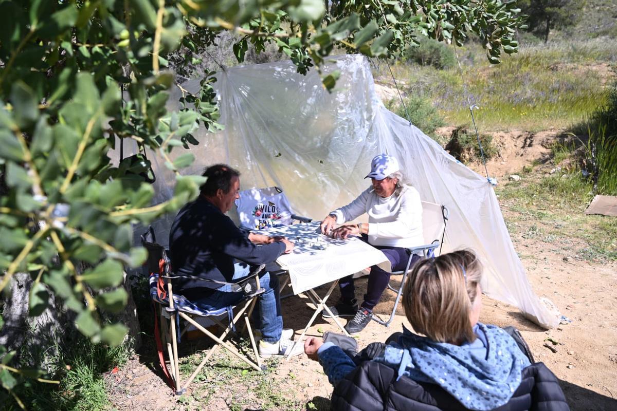 Familias celebran la mona en el Pantano de Elche y demandan mejoras en el paraje