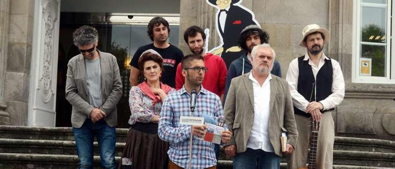 El diputado Xosé Leal con los representantes de las compañías teatrales. // Rafa Vázquez