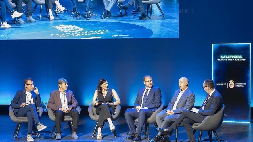 Trabajadores públicos hacen de 'extras' entre el público en la charla de un concejal del Ayuntamiento de Murcia, denuncia el PSOE