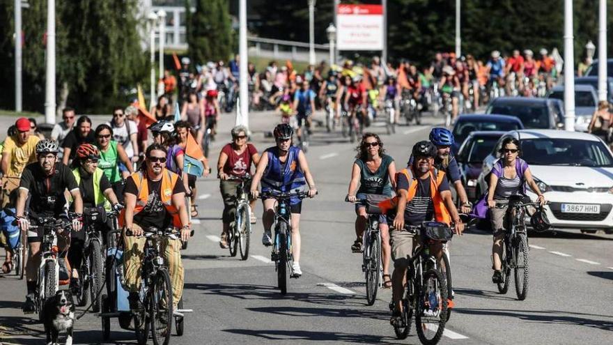 La VI Ecomarcha, que partió de Bilbao, se deja sentir por las calles de Gijón