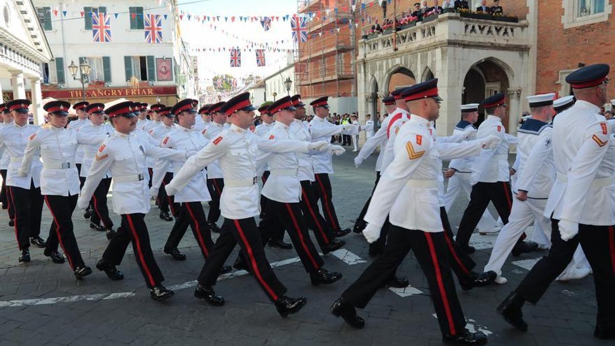 Convent Place, Gibraltar, 3 de mayo.- Desfile de Coronación de Carlos III en Gibraltar.