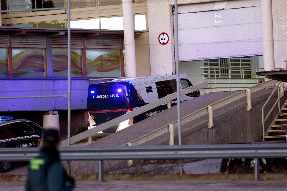 Vista del furgón policial que ha trasladado a José Luis Ábalos y Koldo García para ingresar este jueves en la cárcel de Soto del Real (Madrid). EFE/Rodrigo Jiménez