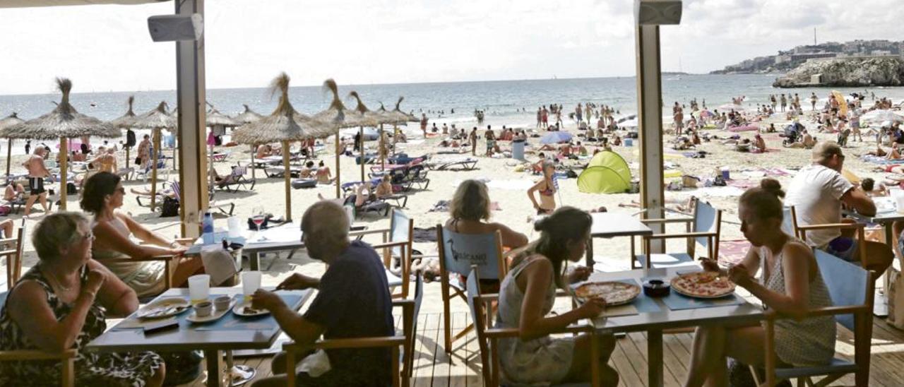 Turistas en la terraza de uno de los balnearios de Platja de Palma.