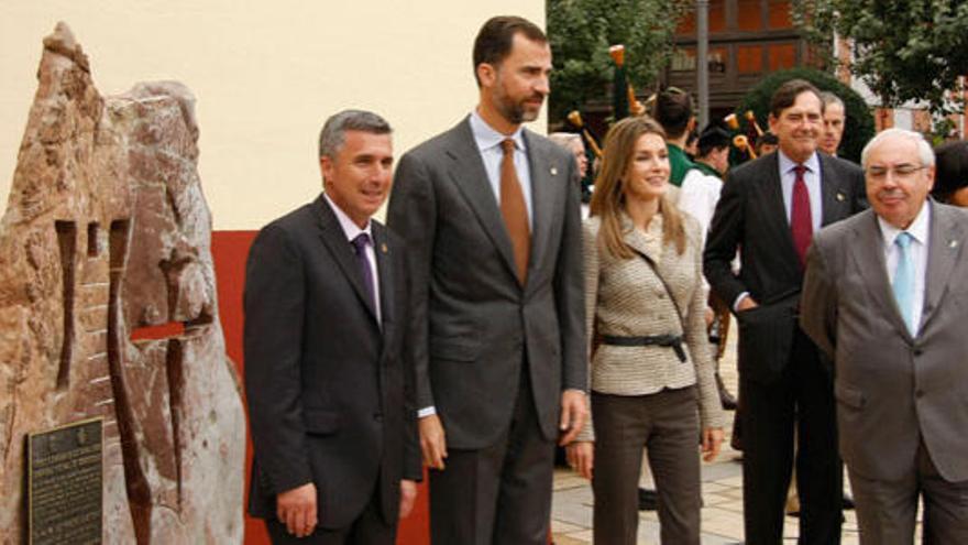 El alcalde de Sobrescobio, Marcelino Martínez, y los Príncipes de Asturias, durante la entrega del último premio «Pueblo ejemplar».