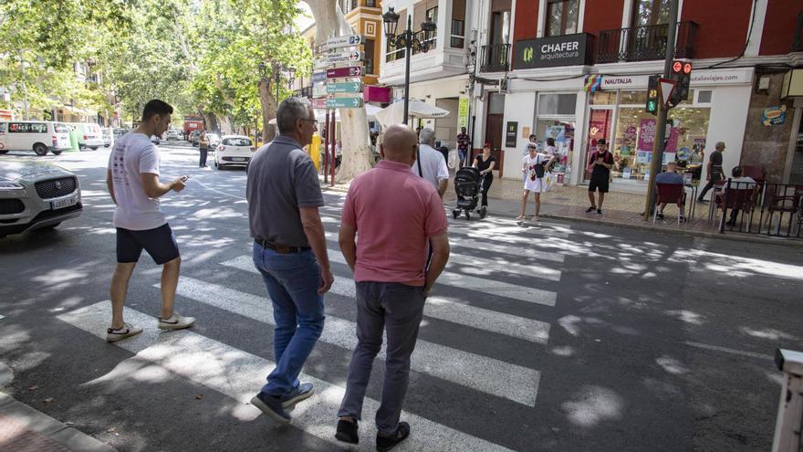 Atropella a una joven en un paso de peatones en Xàtiva y se da a la fuga