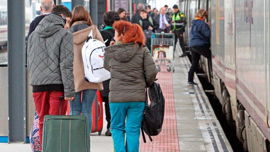 Viajeros se suben a un tren Alvia con destino Madrid en la estación de Vigo-Guixar. // Marta G. Brea