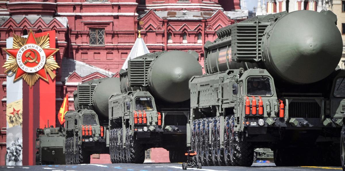 Los lanzadores de misiles balísticos intercontinentales rusos Yars desfilan por la Plaza Roja durante el desfile militar del Día de la Victoria en el centro de Moscú el 9 de mayo de 2022