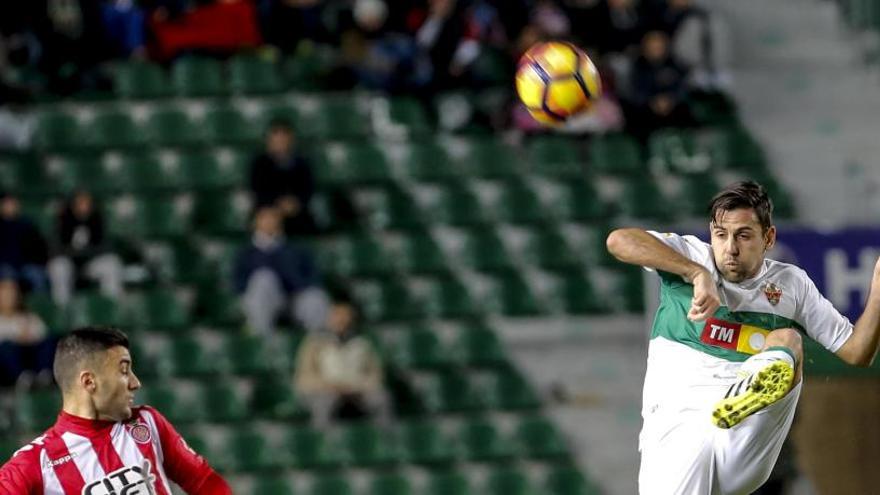 El central franjiverde Dorca, durante un partido con el Elche