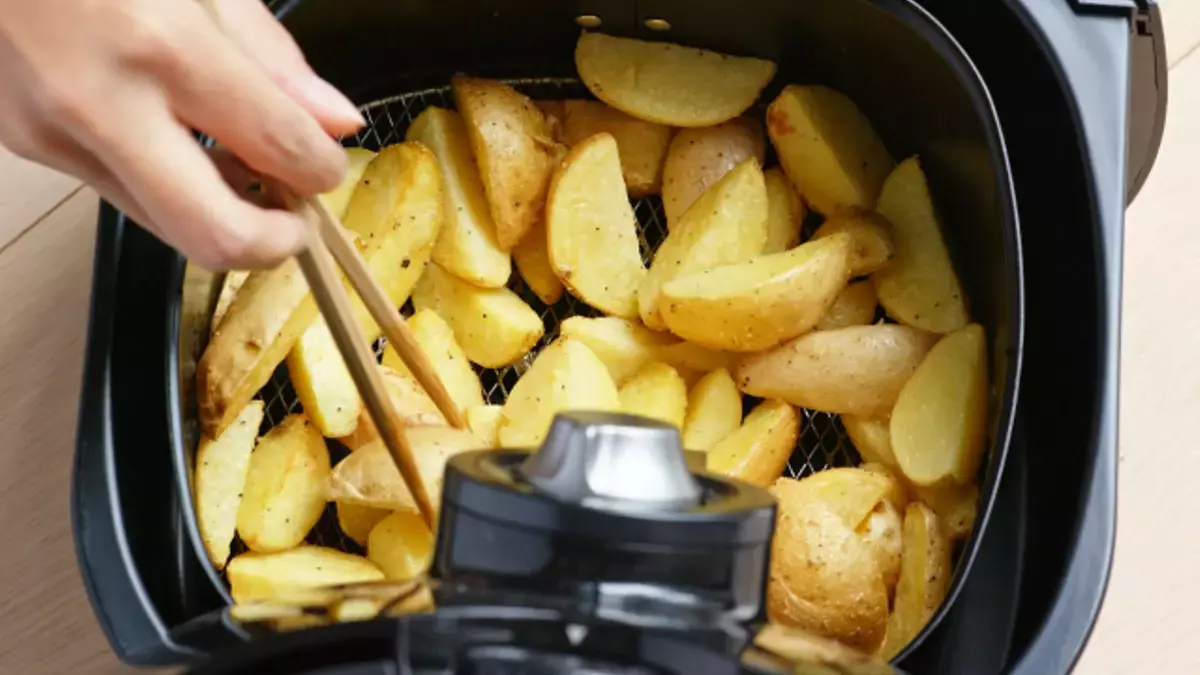 Las patatas fritas se hacen muy fácil en la freidora de aire