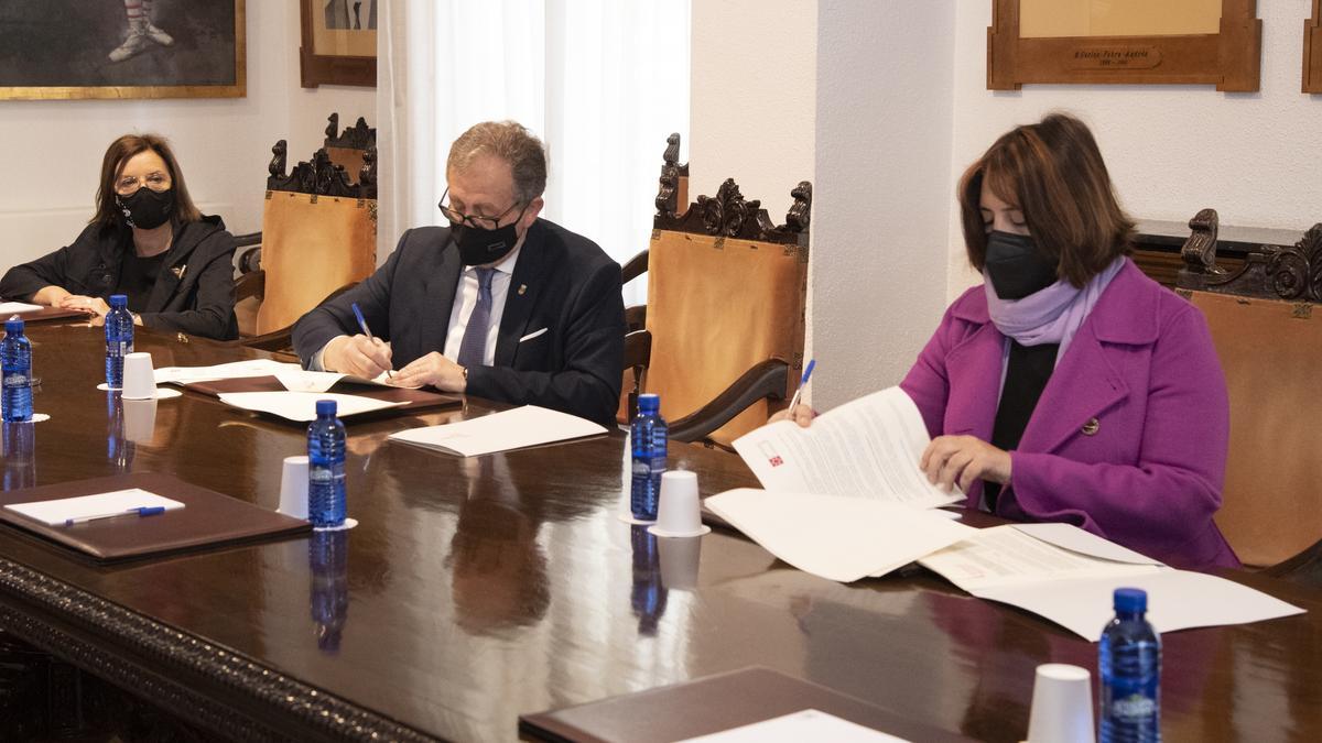 Momento de la firma del convenio entre la Generalitat y la Diputación