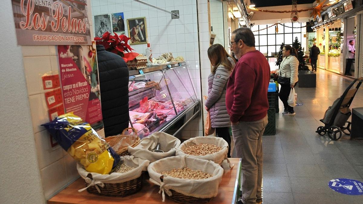Clientes en el mercado de abastos de Lucena.