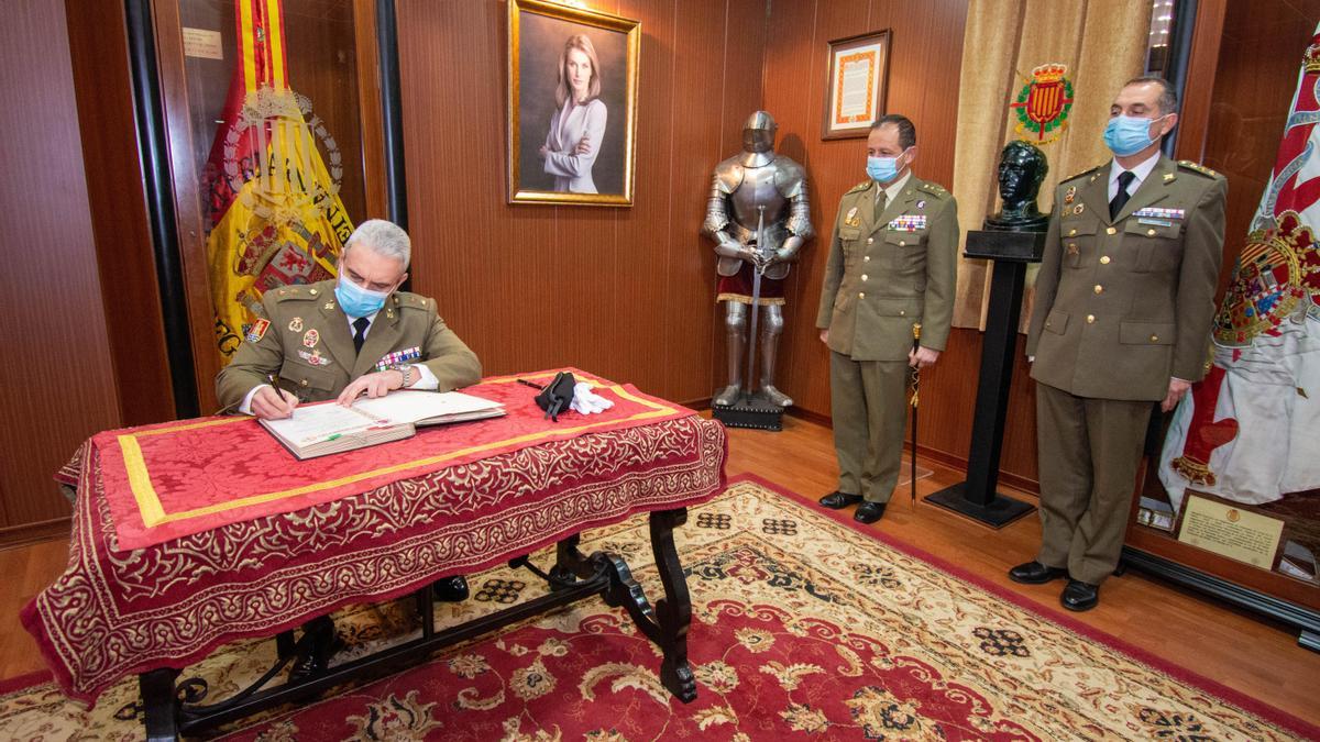 Ceremonia de entrega del mando del regimiento al teniente coronel Daniel Ángel Tostón Méndez.