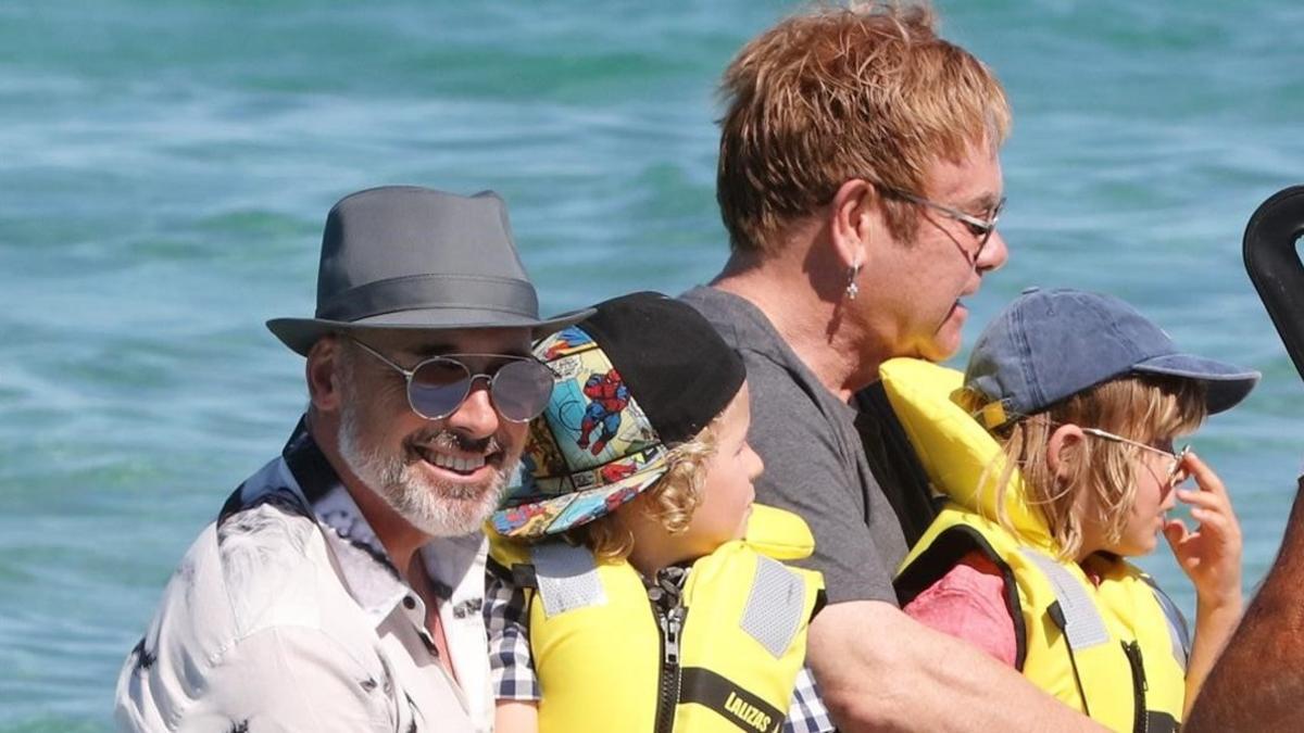 Elton john y David furnish con sus hijos