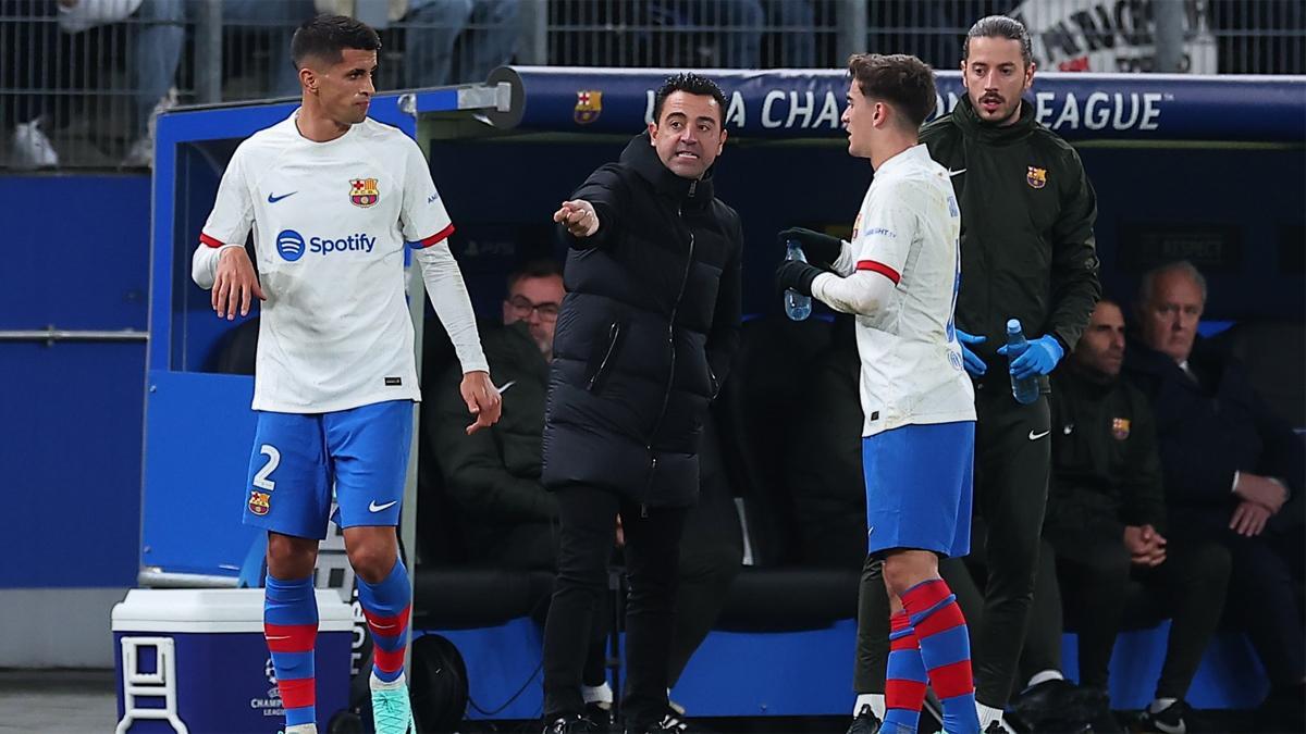 Cancelo y Gavi atienden las instrucciones de Xavi en el Shakhtar-FC Barcelona