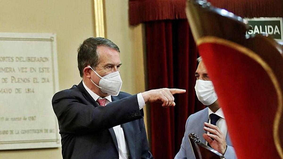 El presidente de la FEMP, Abel Caballero, en su entrada en el Senado.