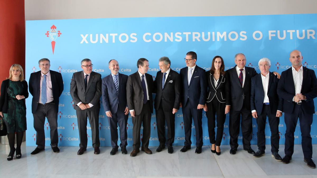 Acto del Celta &quot;Xuntos construimos o futuro&quot; en el que escenificó el acuerdo con el Concello y la Xunta en diciembre de 2017. En la imagen, directivos del club y concejales del PSOE vigués con Abel Caballero y Carlos Mouriño en el centro.