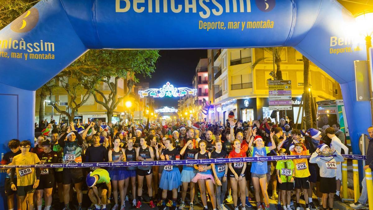 Los corredores esperan a que de inicio la San Silvestre de Benicàssim