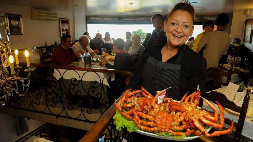 Una camarera muestra las excelentes piezas de una bandeja destinada a una de las numerosas mesas que ayer se sirvieron en los restaurantes de O Grove. // Iñaki Abella