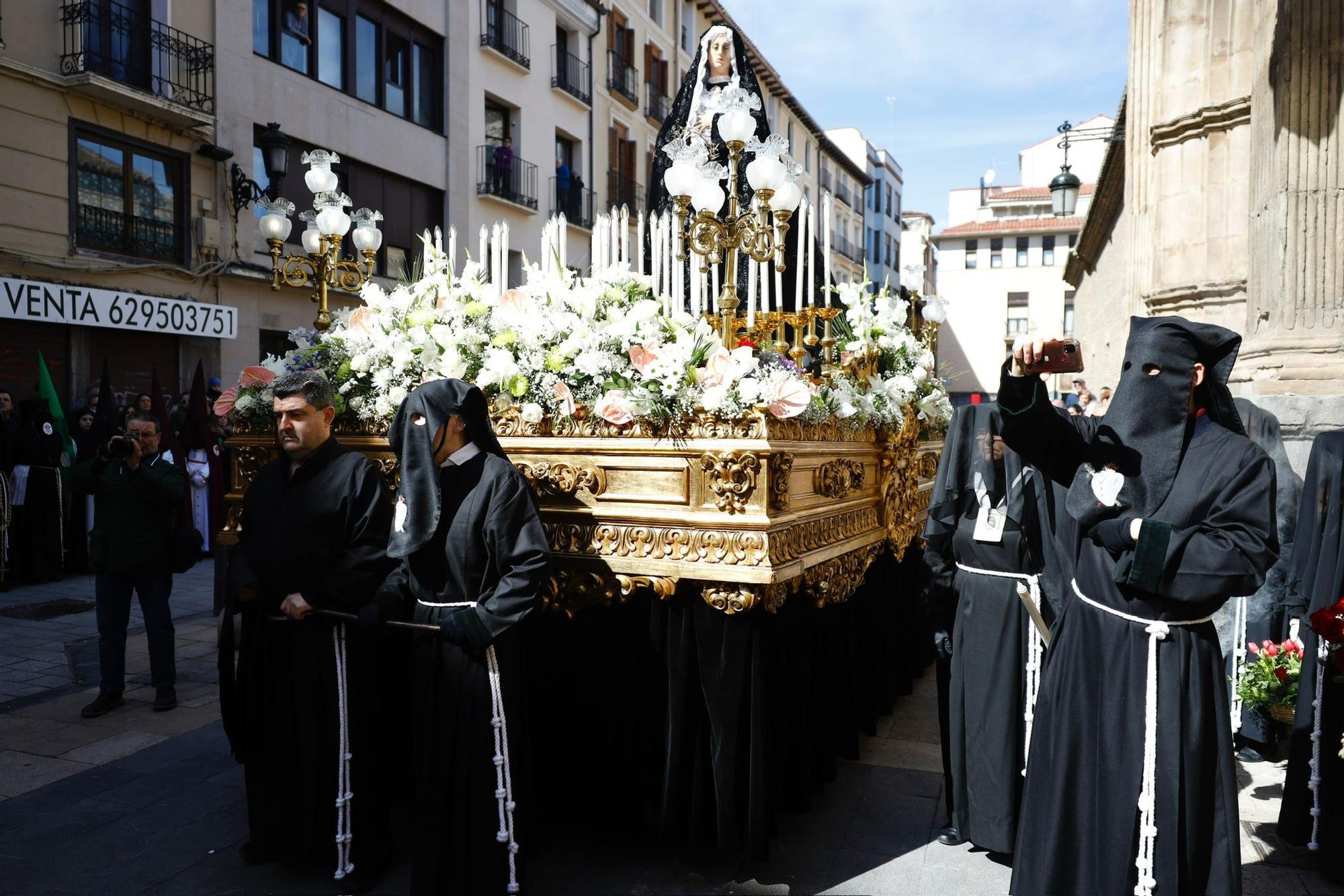 En imágenes | La procesión de 'Las Esclavas' sale a las calles de Zaragoza