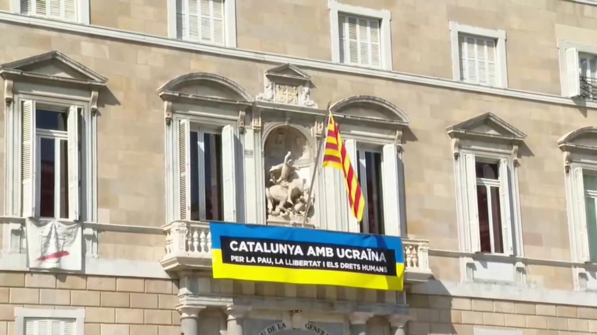 Una gran pancarta en apoyo a Ucrania cuelga del balcón de la Generalitat