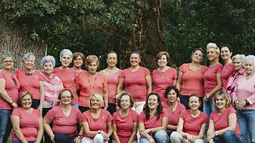 Las mujeres que participan en el desfile solidario.