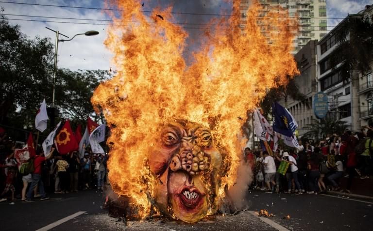 Unos activistas queman una efigie del presidente Rodrigo Duterte durante una protesta en Manila, Filipinas. Noel CELIS / AFP