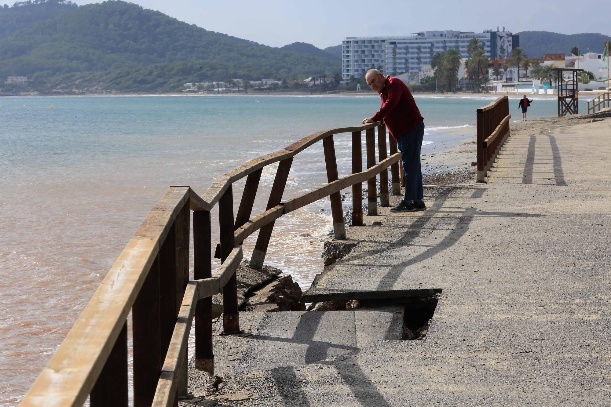 El paseo de Platja d’en Bossa se hunde sobre el mar