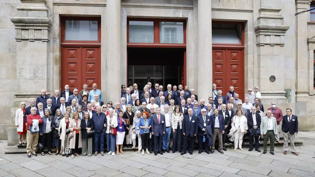 La promoción 68-74 de Medicina vuelve a las aulas en sus bodas de oro