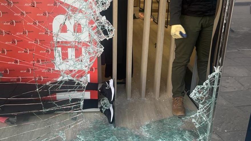 Los ladrones llevándose material de la tienda de deportes Alcalá en Lucena
