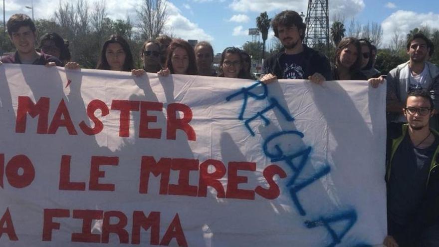 Manifestants demanant la dimissió de Cifuentes.