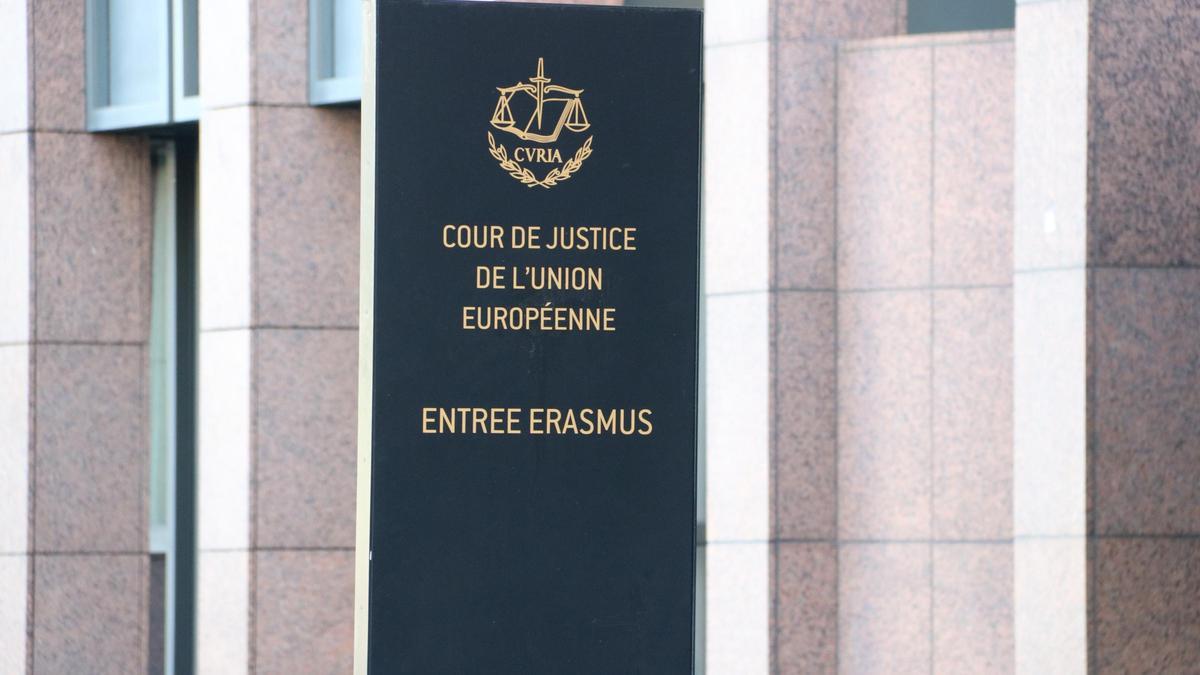 El cartell del Tribunal de Justícia de la UE (TJUE) a Luxemburg, l'1 de juliol de 2019