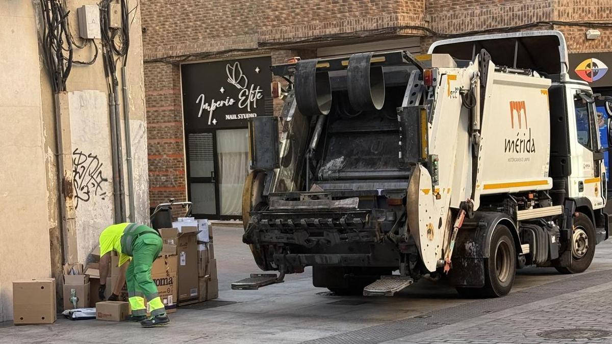 Un operario del servicio de limpieza durante la recogida de residuos en una calle de Mérida.