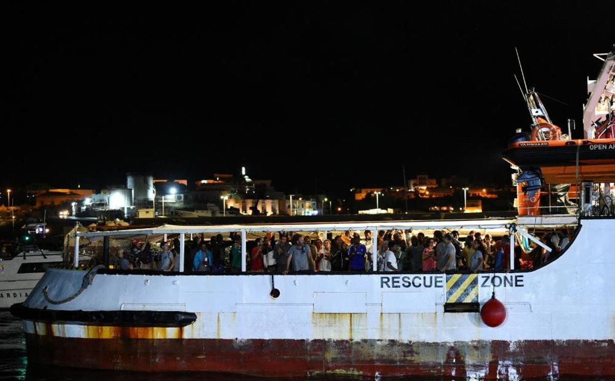 L'Open Arms desembarca a Lampedusa els darrers 83 migrants a bord L'Open Arms desembarca a Lampedusa els darrers 83 migrants a bord