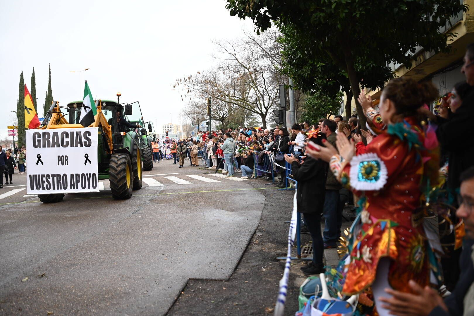 Galería | Los tractores abren el desfile de comparsas del Carnaval de Badajoz