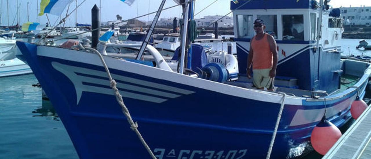 Indalecio Páez, en la tarde de ayer, en el muelle de Caleta de Sebo en el &#039;Marijea&#039;.