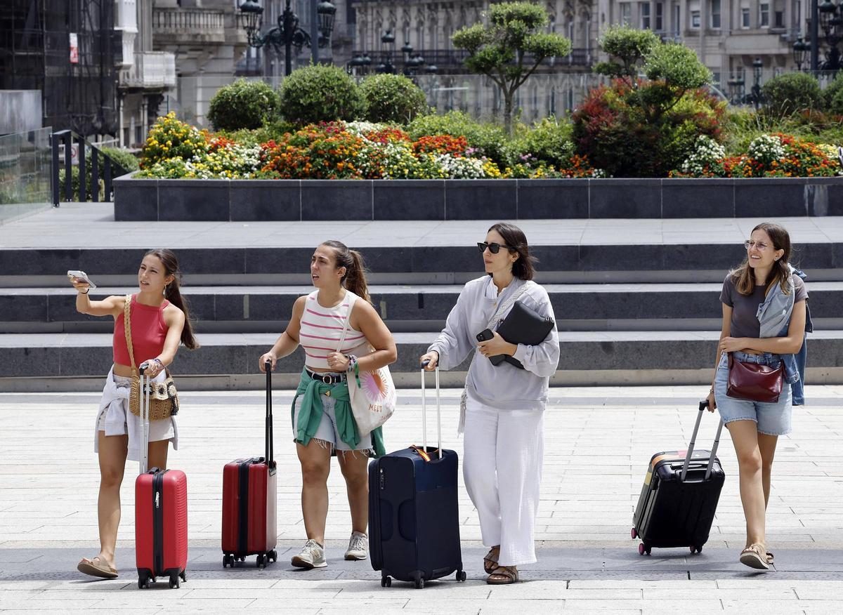 Turistas con maletas en la Porta do Sol, en Vigo.