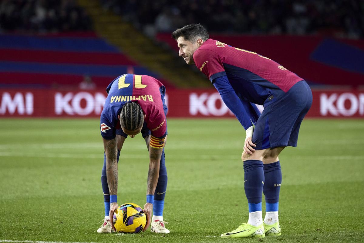 Lewandowski y Raphinha, durante el partido ante el Atlético
