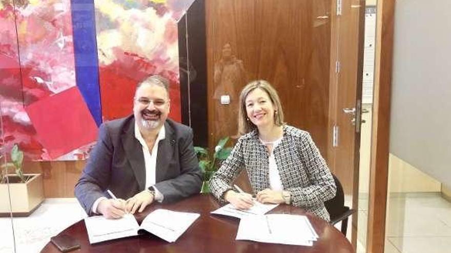 Firma del convenio entre Carmen Fernández y Francisco González.