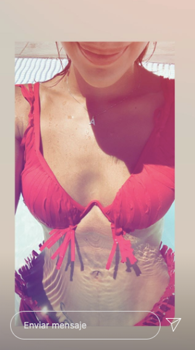 Ana Guerra con bikini rojo en la piscina