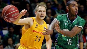 Oleson, ante Smith, en el Unicaja-Barça.