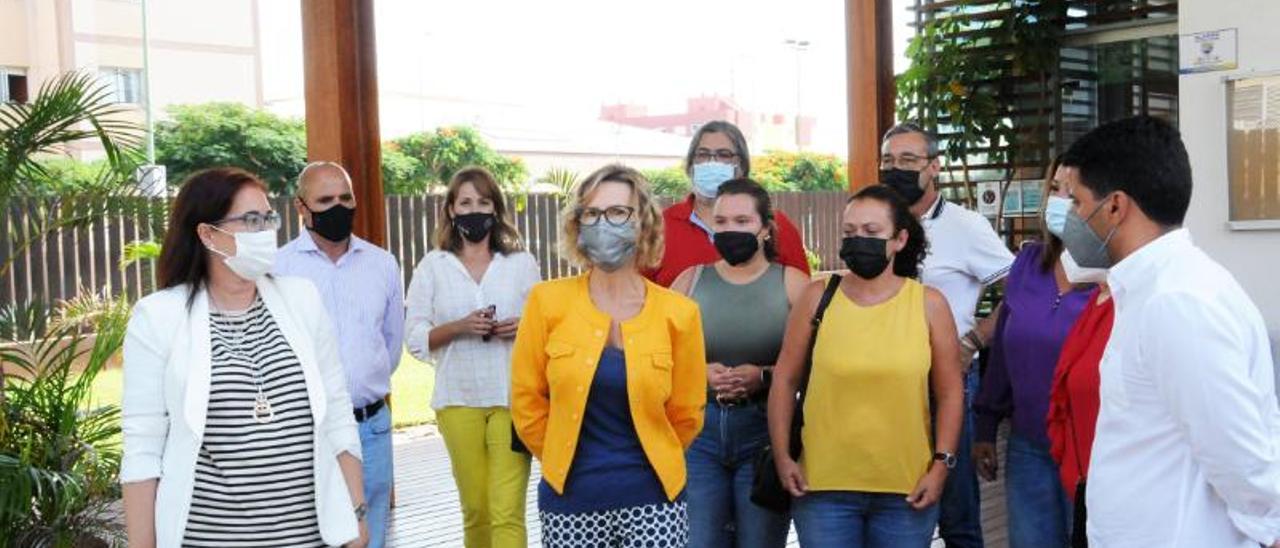 La alcaldesa, Conchi Narváez (con chaqueta amarilla en primera fila) junto a otros concejales del grupo de gobierno.