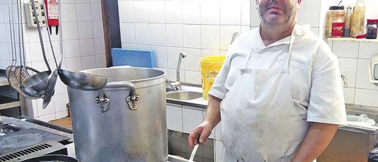 Antoni Rigo cocinando ayer una paella en Can Ripoll.