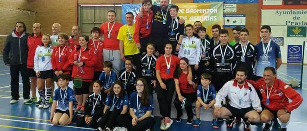 Parte de los premiados en el Campeonato de Asturias de bádminton.