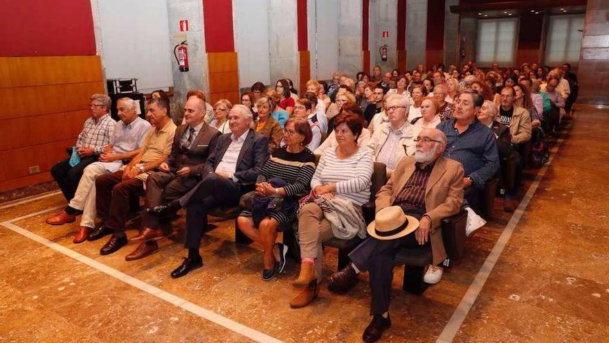 Público asistente á charla &quot;O Pergamiño Vindel de Martín Códax chega a Vigo&quot;. // J. Lores