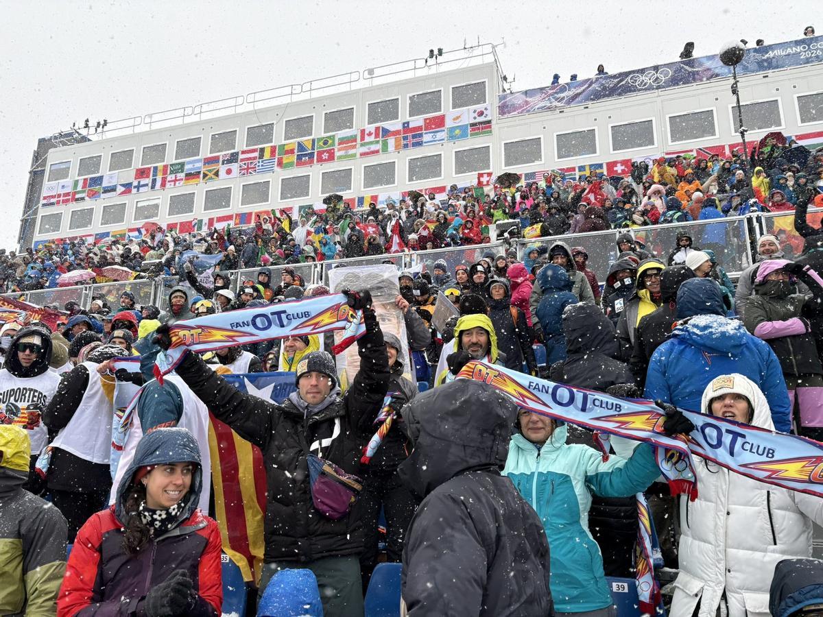Seguidors d'Ot Ferrer, amb alguna estelada, a les graderies de Bormio